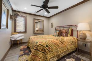 Ένα ή περισσότερα κρεβάτια σε δωμάτιο στο Hill Country Guest House - Rustic getaway