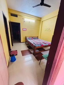 a room with a bed and a ceiling at Sri Saii Ram Lodge in Gokarna