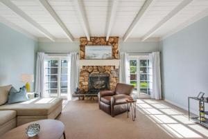 レドンドビーチにあるBeach Breeze Bungalow 1 Miles To Beach Cozyのソファと暖炉のあるリビングルーム