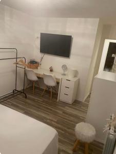 sypialnia z biurkiem, telewizorem i łóżkiem w obiekcie Villa cosy 5km Cannes w mieście Pégomas