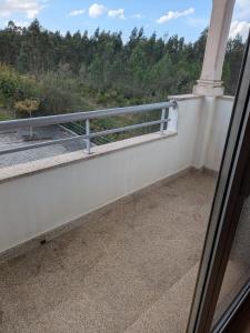 balcone con vista sui boschi di Leiria Tranquil Hideaway a Leiria