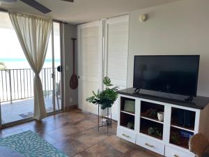TV o dispositivi per l'intrattenimento presso Whale Watching from the Lanai - Oceanfront Condo in West Maui