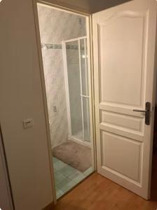 Łazienka z prysznicem i szklanymi drzwiami w obiekcie Villa cosy 5km Cannes w mieście Pégomas