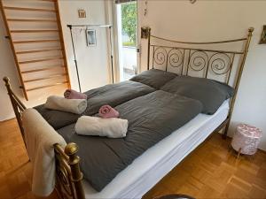 a bed with two towels and two towels at GartenOase in der Universitätsstadt 3 Zimmer Haus mit Parkplatz in Erlangen