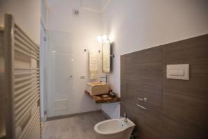 A bathroom at B&B Don Alessandro