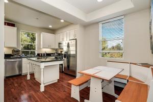 Η κουζίνα ή μικρή κουζίνα στο 2-bedroom condo in gated community with free WiFi