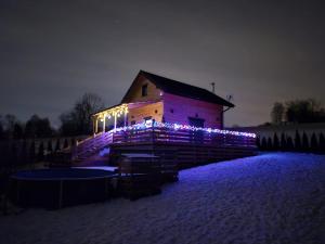 Fotografia z galérie ubytovania Domek całoroczny pod sosenką v destinácii Łapanów