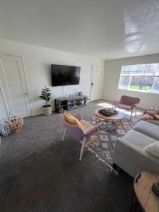 un soggiorno con un divano e una TV di 5 Mins off i15 City Park PickleBall Courts a Bountiful