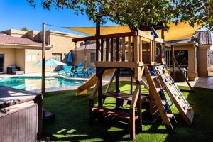Bazén v ubytování Avalon Havasu Pool Spa Playground Sleeps 20 nebo v jeho okolí