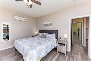 Postel nebo postele na pokoji v ubytování Avalon Havasu Pool Spa Playground Sleeps 20