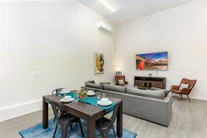 Posezení v ubytování Avalon Havasu Pool Spa Playground Sleeps 20