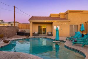 Bazén v ubytování Avalon Havasu Pool Spa Playground Sleeps 20 nebo v jeho okolí