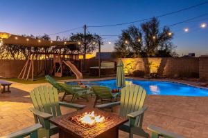 Bazén v ubytování Avalon Havasu Pool Spa Playground Sleeps 20 nebo v jeho okolí