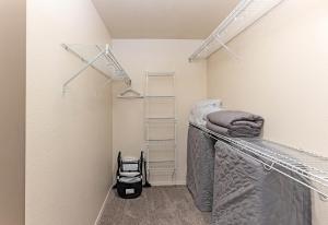 Postel nebo postele na pokoji v ubytování Avalon Havasu Pool Spa Playground Sleeps 20