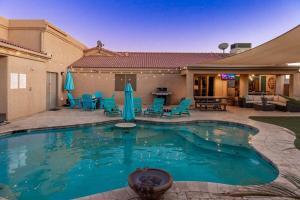 Bazén v ubytování Avalon Havasu Pool Spa Playground Sleeps 20 nebo v jeho okolí
