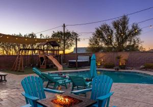 Bazén v ubytování Avalon Havasu Pool Spa Playground Sleeps 20 nebo v jeho okolí