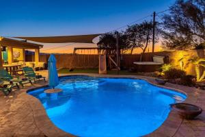 Bazén v ubytování Avalon Havasu Pool Spa Playground Sleeps 20 nebo v jeho okolí