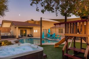 Bazén v ubytování Avalon Havasu Pool Spa Playground Sleeps 20 nebo v jeho okolí