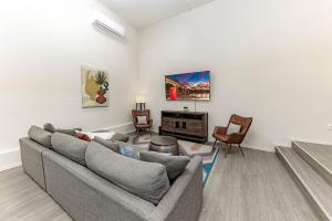 Posezení v ubytování Avalon Havasu Pool Spa Playground Sleeps 20