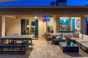 Posezení v ubytování Avalon Havasu Pool Spa Playground Sleeps 20
