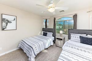 Postel nebo postele na pokoji v ubytování Avalon Havasu Pool Spa Playground Sleeps 20