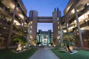 Garður fyrir utan Loft in Siwar-Zouk- 2 minutes from hotel Le Royal-Dbayeh- by car