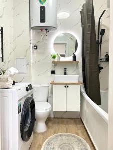 une salle de bain avec une machine à laver et un lavabo dans l'établissement Уютная 1 ком кв рн магазина Жаксы, à Kökşetaw