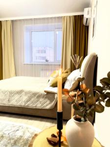 une chambre avec un lit et une fenêtre dans l'établissement Уютная 1 ком кв рн магазина Жаксы, à Kökşetaw