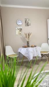 une salle à manger avec une table et deux chaises dans l'établissement Уютная 1 ком кв рн магазина Жаксы, à Kökşetaw 12 autres photos
