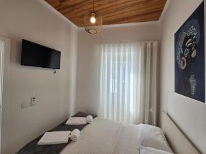 une chambre avec un lit avec deux serviettes dessus dans l'établissement Casa Sebastião, à Faro