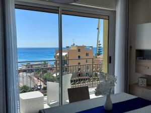ピエトラ・リーグレにあるLa casa di Giuly, vista mare, parcheggio privatoの海の見えるダイニングルーム