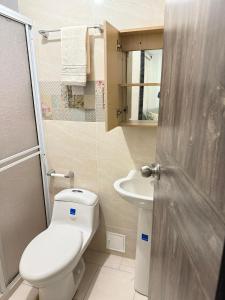 un baño con inodoro y lavabo en Apartamento al frente del hospital san jose y la facultad de medicina, en Popayán
