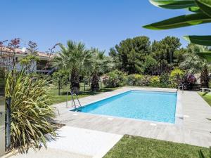 Basen w obiekcie Apartment Les Terrasses d'Azur-1 by Interhome lub w pobliżu