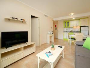 Kuchyňa alebo kuchynka v ubytovaní Apartment Esmeralda Suites-3 by Interhome