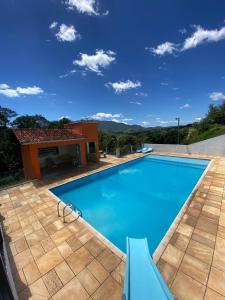 A piscina localizada em Casa ampla, 2 qtos, varanda, região de Extrema ou nos arredores
