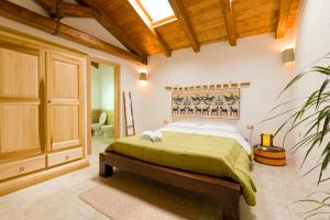 una camera con letto e soffitto in legno di B&B Stentadì a Quartucciu