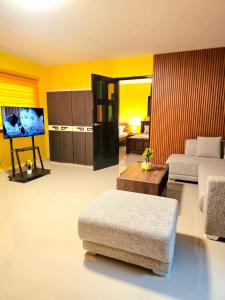 TV a/nebo společenská místnost v ubytování Jenessa's Bedsite, Suite 90 sqm, Aircon, 5G Wifi, Netflix + 38 fotografií
