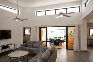 een woonkamer met een bank en een tafel bij Casa De lo Mio in Sosúa