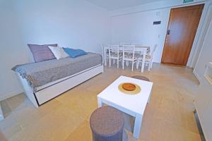 - un salon avec un lit et une table ainsi qu'une salle à manger dans l'établissement NOR 404 - Departamento de categoría con hermosas vistas, à Ushuaia