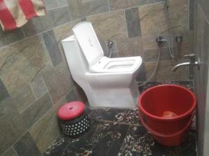 Koupelna v ubytování Hotel O Home Fauzi Rasoi & Guest Homestay + 1 fotografie