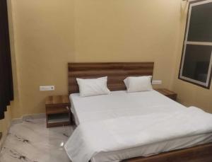 Postel nebo postele na pokoji v ubytování Hotel O Home Fauzi Rasoi & Guest Homestay