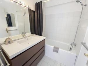 W łazience znajduje się umywalka, wanna i prysznic. w obiekcie Général Ferrié 3 pcs AR Croisette Martinez by Olam Properties w Cannes +10 zdjęć