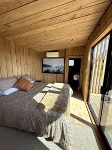 Ένα ή περισσότερα κρεβάτια σε δωμάτιο στο Kakaramea Cozy Cabins