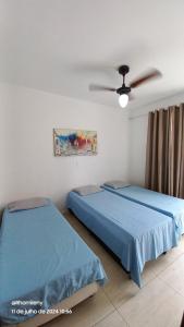 Ένα ή περισσότερα κρεβάτια σε δωμάτιο στο Apt novinho 03 qtos 350m da Praia do Forte