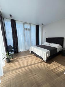 Postel nebo postele na pokoji v ubytování Modern Villa Kvariati With Panoramic Sea View