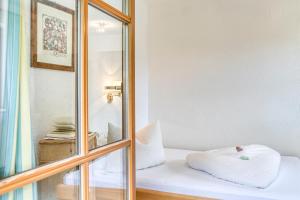Postel nebo postele na pokoji v ubytování Hotel Edelweiß-Schlössl