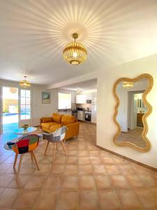 un soggiorno con divano e specchio di La villa SunCloud a Le Diamant