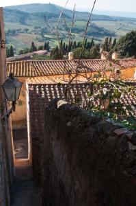 pared de piedra con vistas a la localidad en Castle Holiday Home en Castagneto Carducci