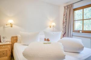 Postel nebo postele na pokoji v ubytování Hotel Edelweiß-Schlössl