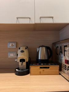 una macchinetta del caffè è seduta su uno scaffale di Residenza Fonticella a Rivisondoli